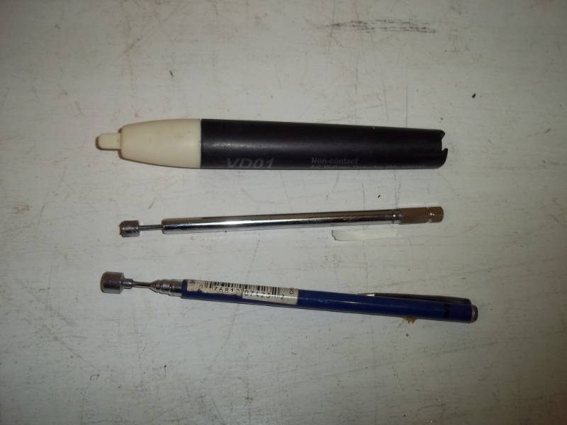 lot 251 image: Voltage Detector and magnetic parts grabber