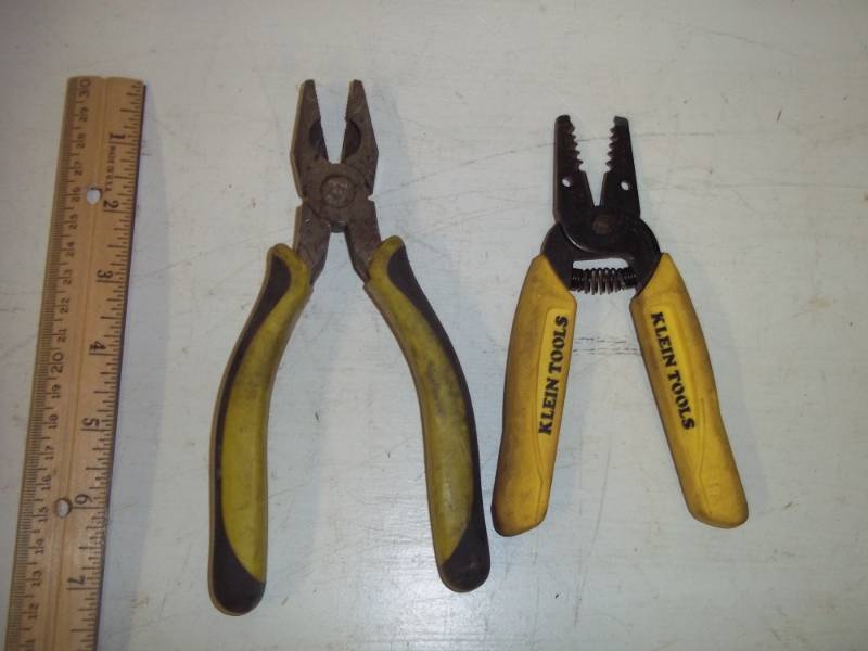 lot 262 image: Cutters and strippers