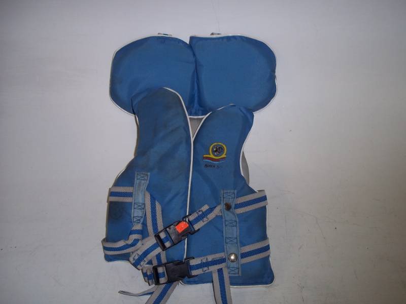 lot 321 image: Child Small Life Vest