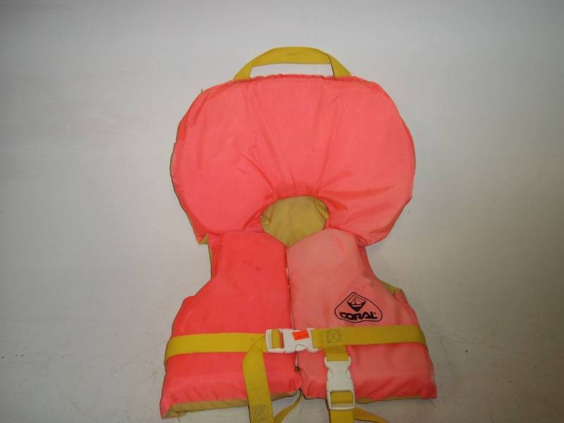 lot 322 image: Child Small Life Vest