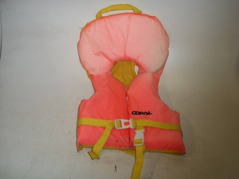 lot 323 image: Child Medium Life Vest