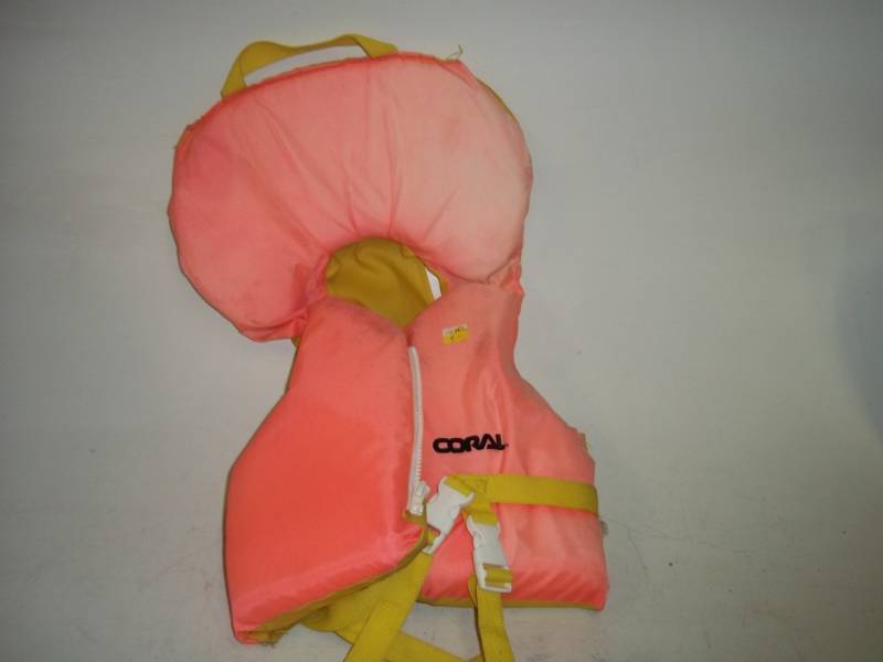 lot 324 image: Child Medium Life Vest