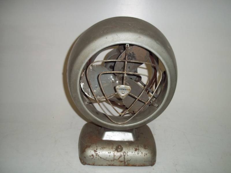 lot 345 image: Vintage Fan