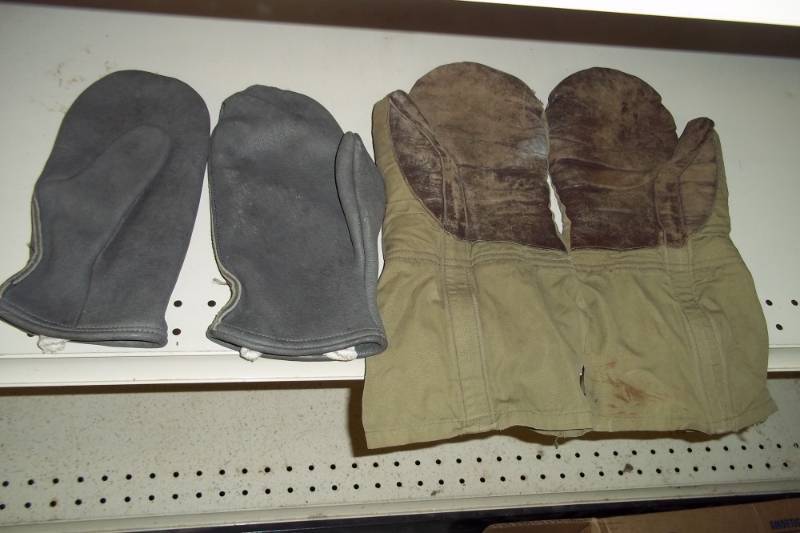 lot 366 image: 2 pair of Mitts