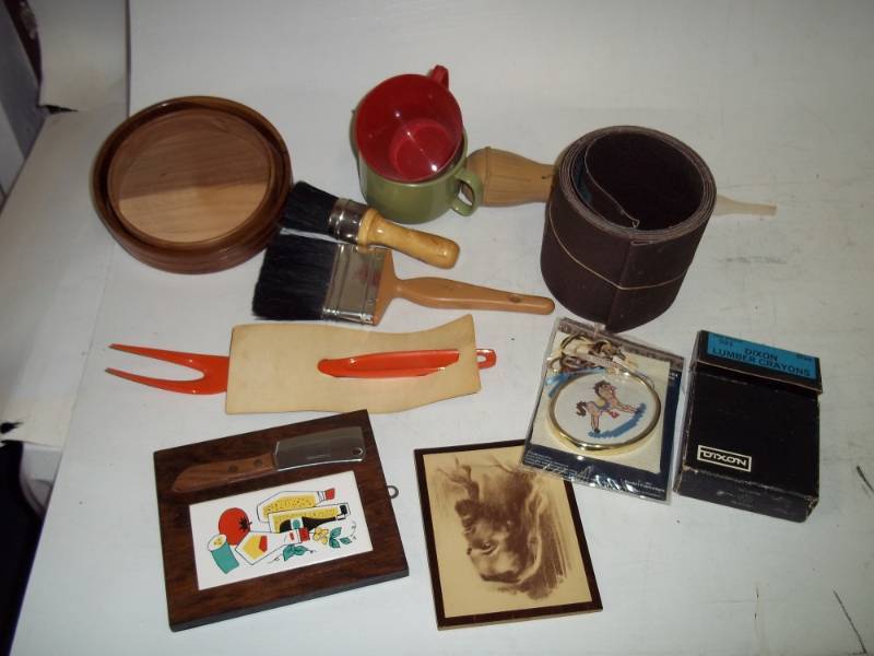 lot 213 image: Lot with Brushes, Sandpaper, lumber Crayons, and Dcor Items