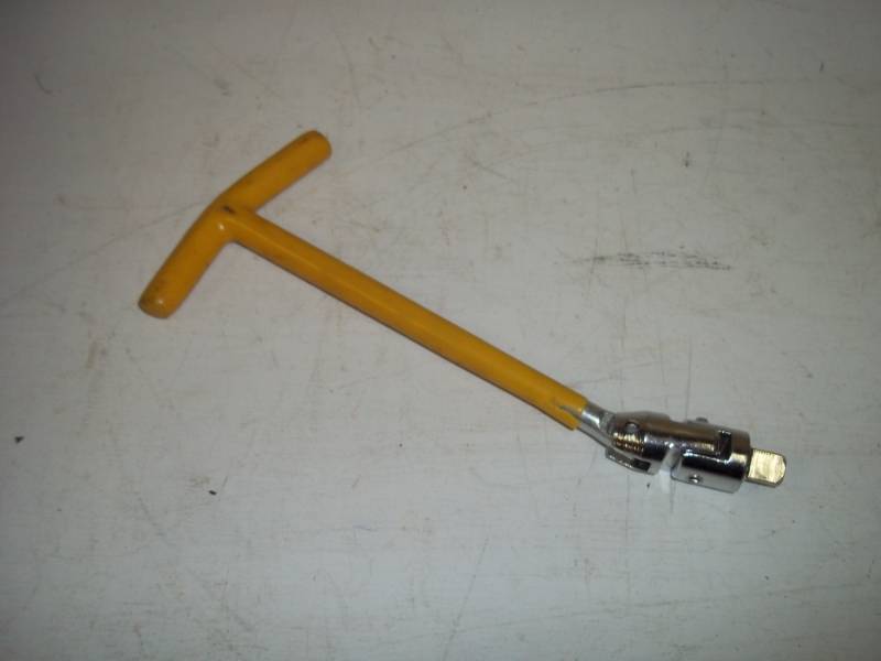 lot 404 image: 38 T Handle with extension