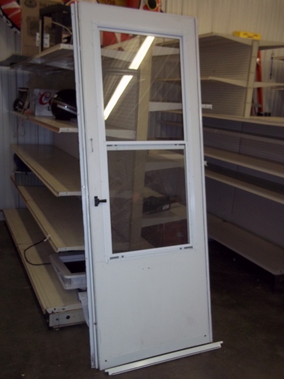 lot 425 image: 30 Storm Door