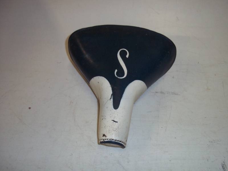 lot 431 image: Classic Schwinn Bike Saddle Blue and white no tears