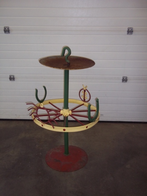 lot 436 image: Wagon Wheel Bird Bath