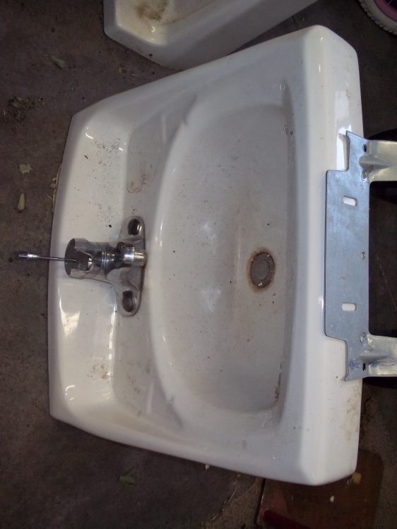 lot 437 image: 20 Sink with Faucet