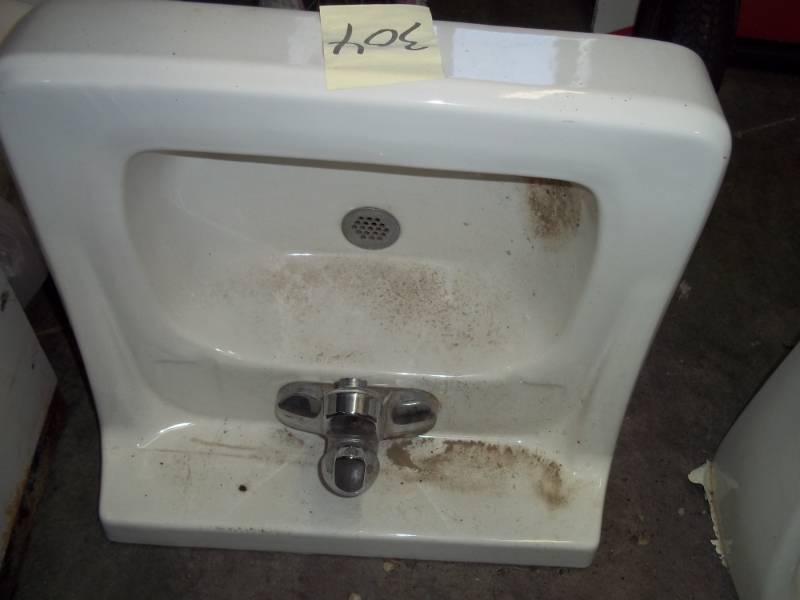 lot 440 image: 20 Sink with Faucet