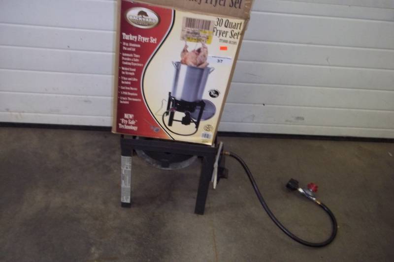 lot 445 image: 30 Qt Turkey Fryer set