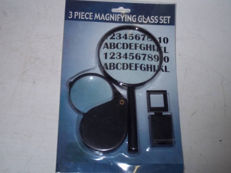 lot 455 image: NEW 3 piece Magnifying Glass set