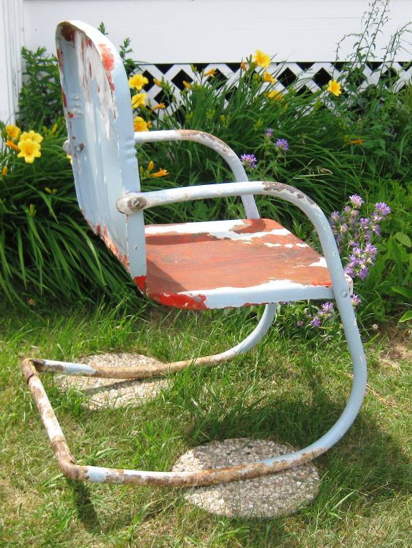 lot 003 image: Vintage Mid Century Metal Rocking Lawn Chair