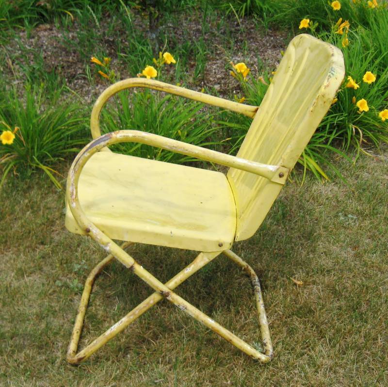 lot 002 image: Vintage Mid Century Metal Lawn Chair