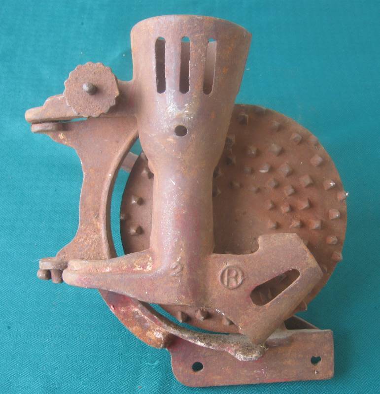 lot 019 image: Vintage Cast Iron Little Giant Corn Sheller & International Harvester Metal Plaque