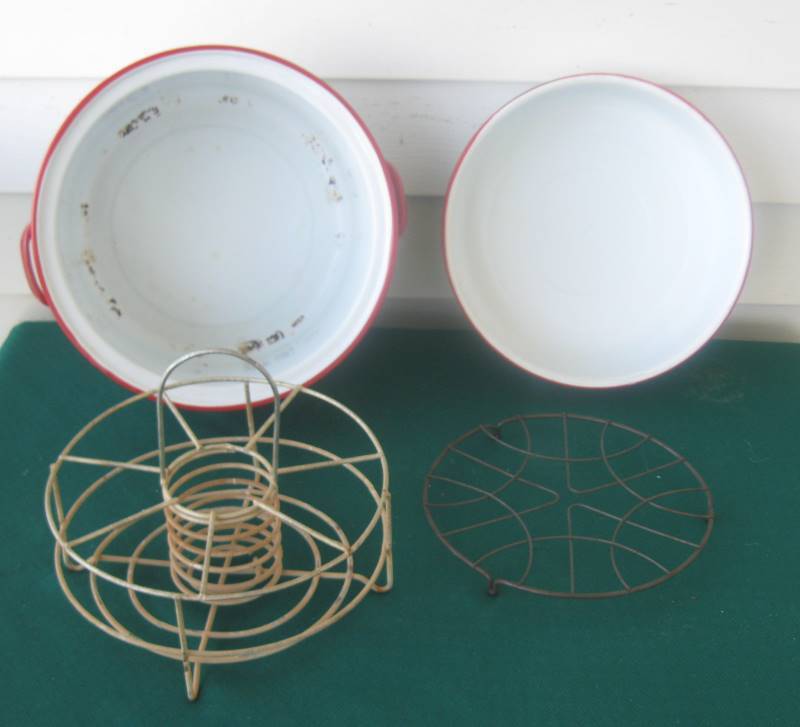 lot 031 image: Vintage Red  White Enamelware & Kitchen Accessories