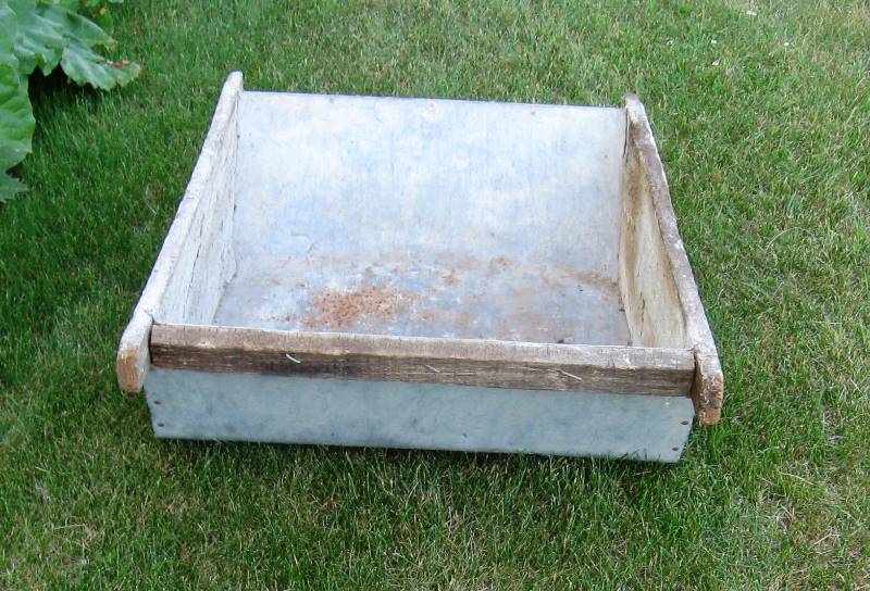 lot 006 image: Cement Trough - Primitive Flower  Garden Bin
