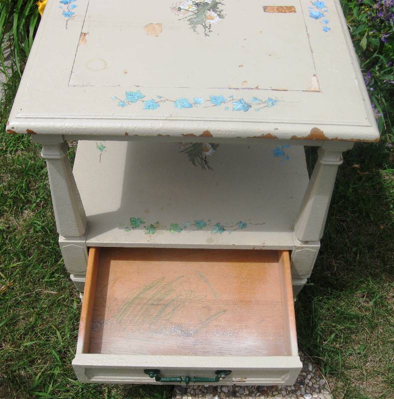 lot 039 image: Shabby End Table with drawer