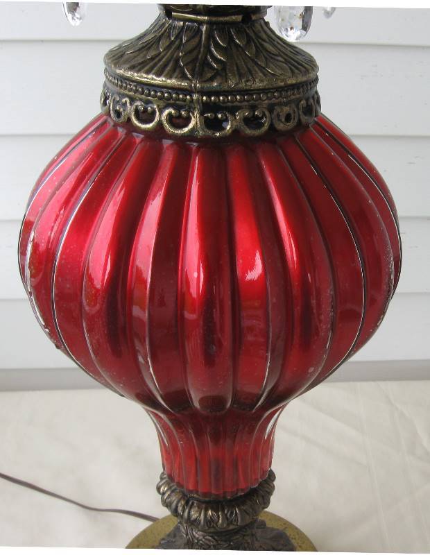 lot 043 image: Vintage, Tall, Ornate Lamp w Prisms