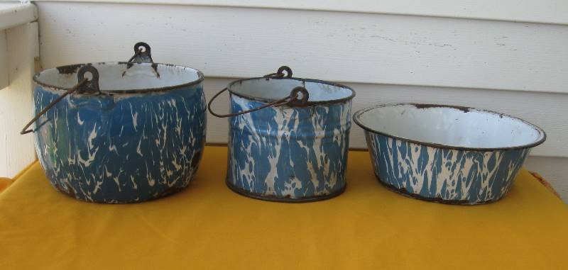 lot 037 image: Vintage Blue Swirl Enamelware Lot
