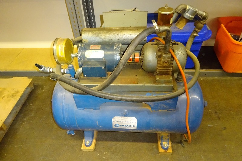 lot 3 image: Hitachi Air Compressor