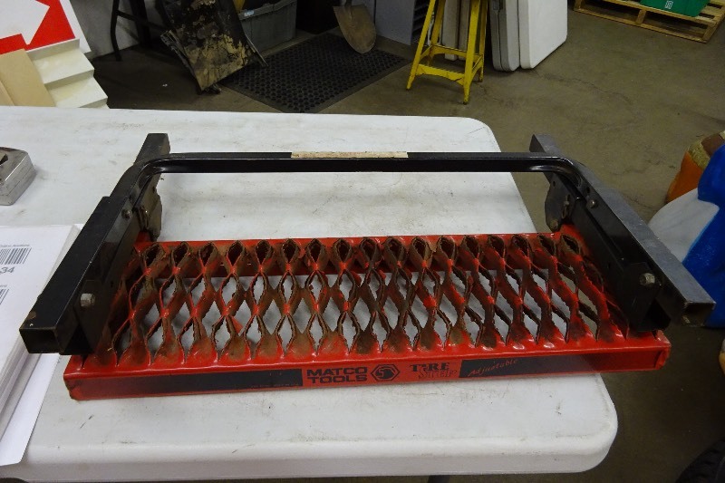 lot 38 image: Matco tire step