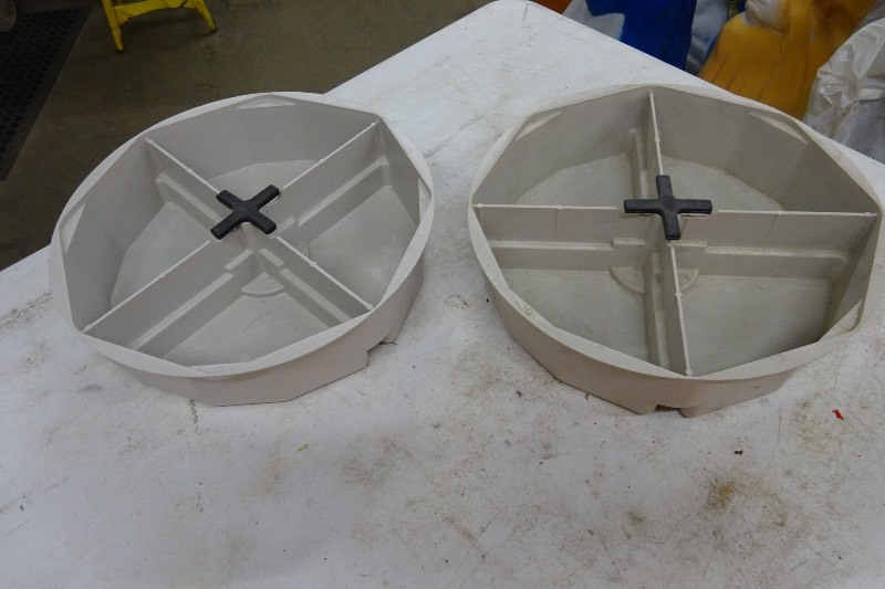 lot 70 image: 2 pail trays