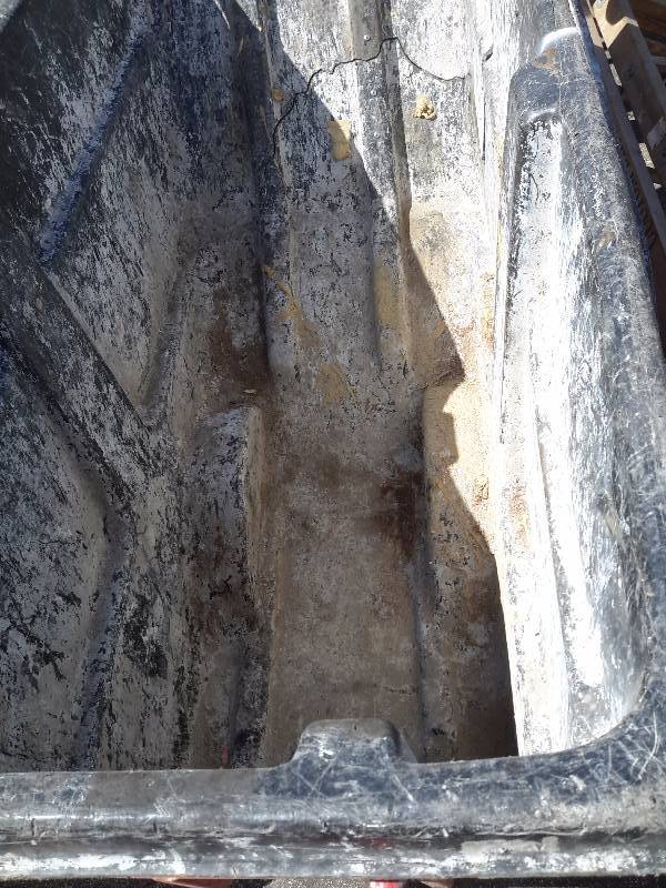 lot 11 image: 1 Yard Heavy Plastic Dump Cart.. Rolls well.. Quite used as you can see