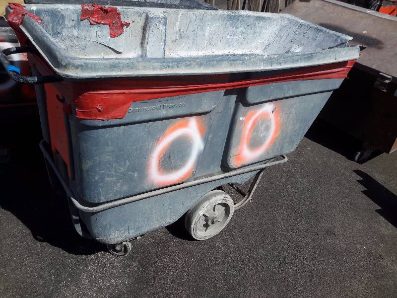 lot 13 image: 1 Yard Heavy Plastic Dump Cart.. Rolls well.. Quite used as you can see