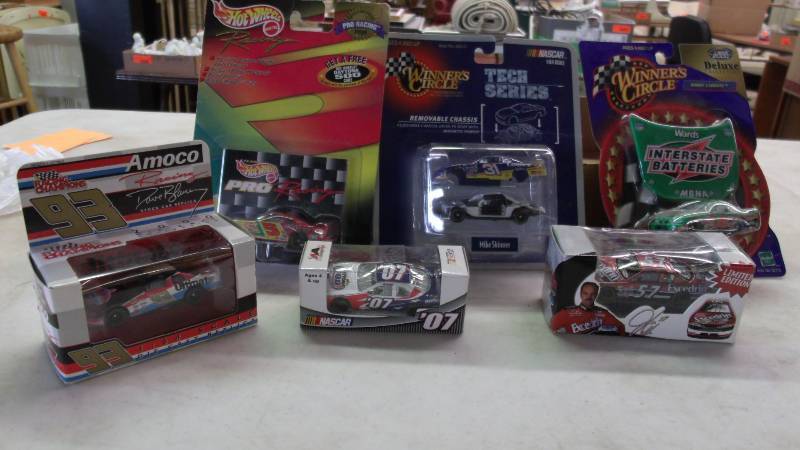lot 33 image: Nascar Toys