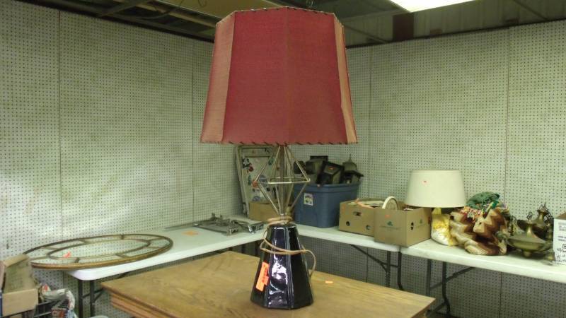 lot 38 image: Vintage Lamp