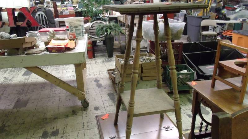 lot 44 image: Old plant standtable
