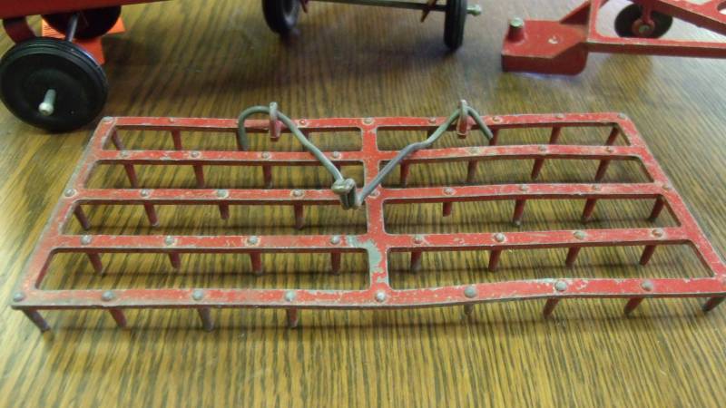 lot 64 image: International Farm Toys