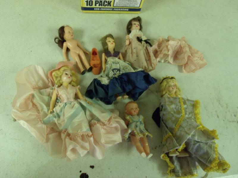 lot 76 image: Vintage Dolls