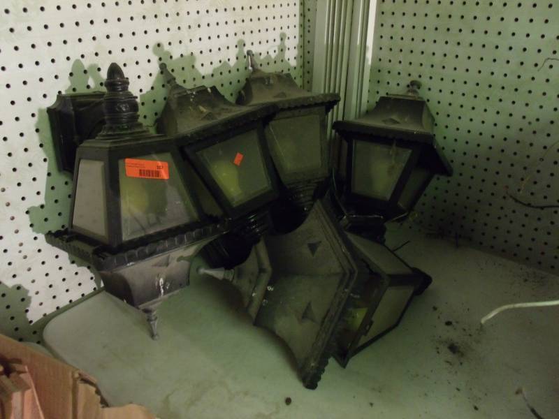 lot 102 image: Out door lights, 5