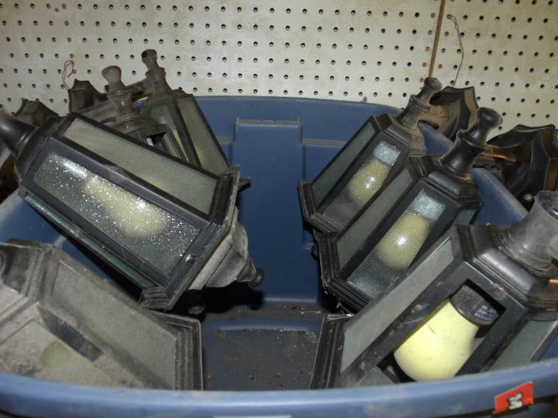 lot 103 image: Out door lights, 7