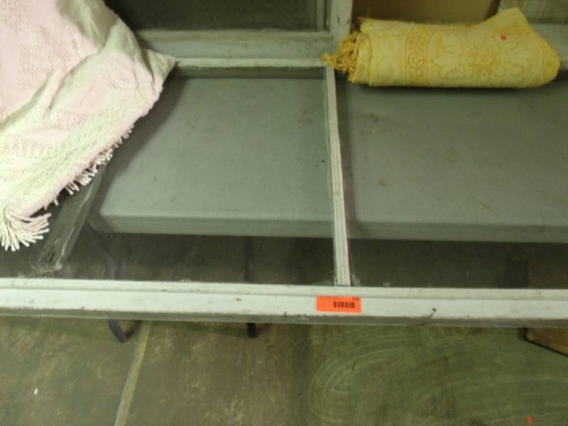 lot 118 image: Screen door and bed spreads