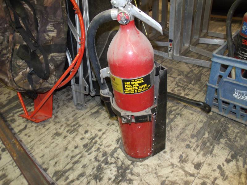 lot 141 image: Fire Extinguisher with wall mounting bracket