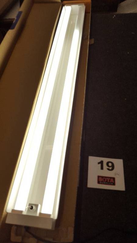 lot 19 image: 4 Foot LED SHOP Light