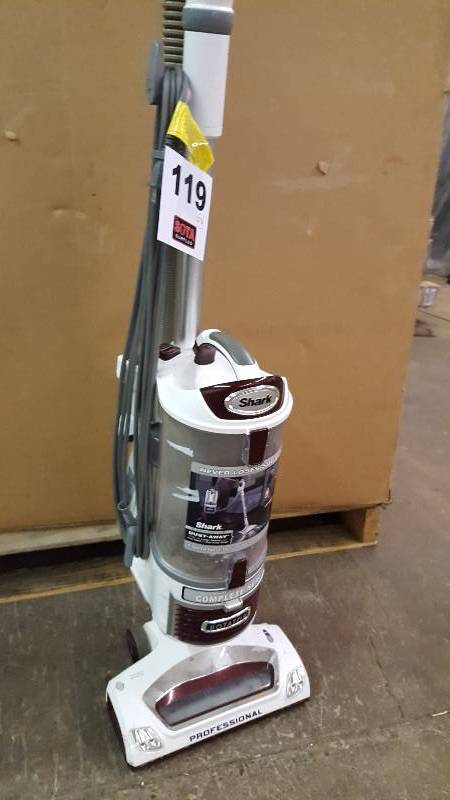 lot 119 image: Shark Rotator Professional Lift-Away - White
