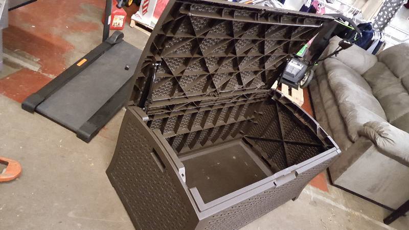 lot 117 image: Outdoor Storge Bin