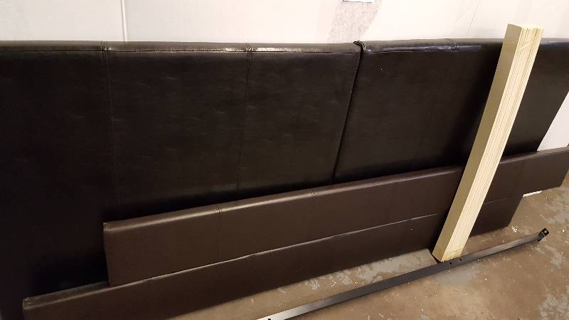 lot 152 image: Vinyl Platform Bed - Twin