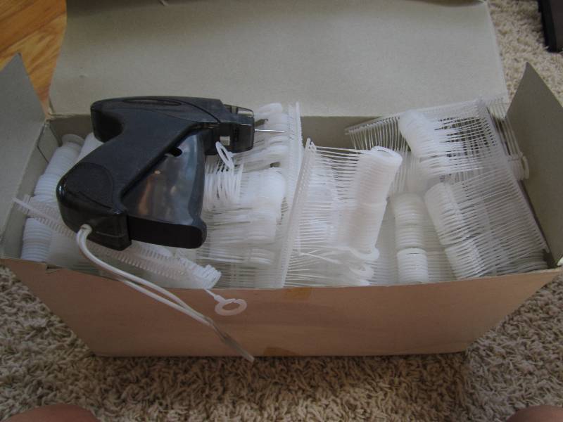 lot 12 image: Plastic clothing tag hooks with app...