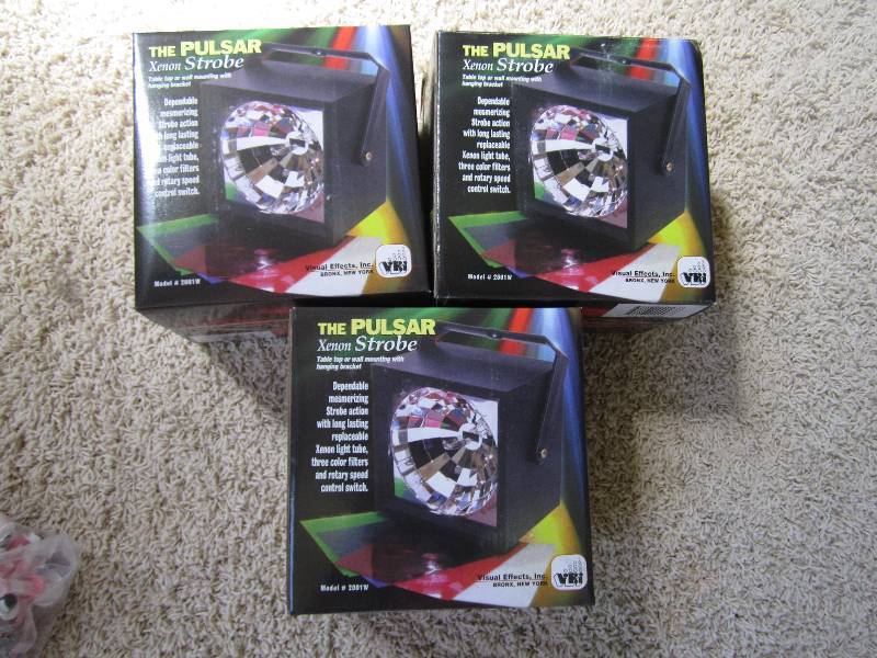 lot 20 image: 3 Pulsar strobe lights...