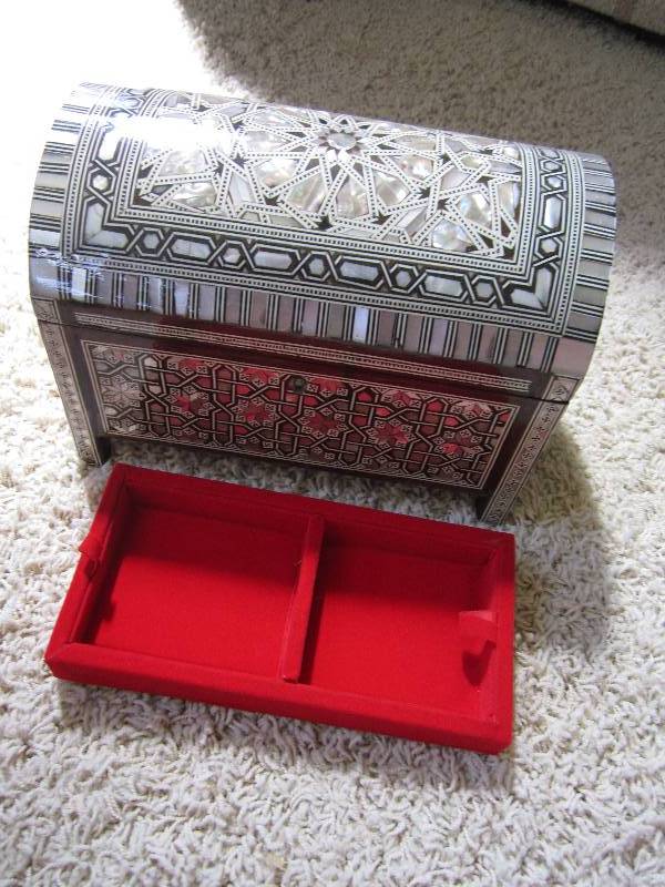 lot 24 image: very nice jewlery box...