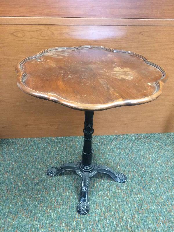 lot 3 image: Antique Pie Crust Table