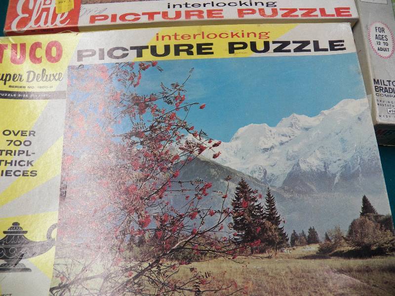 lot 22 image: Vintage Puzzles