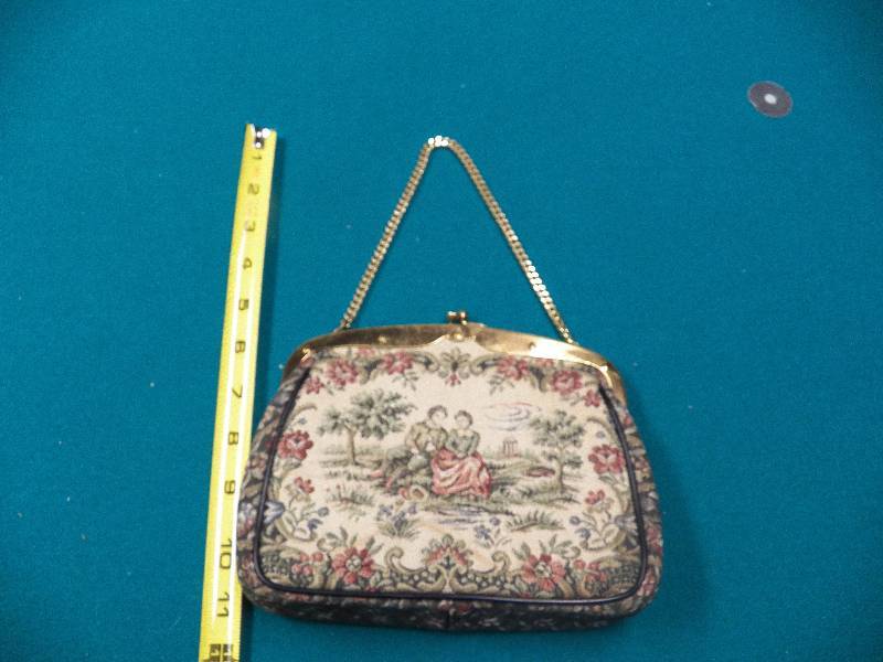 lot 32 image: Vintage Purses