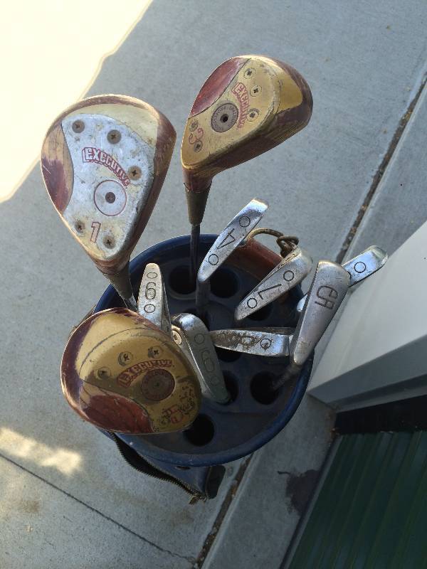 lot 74 image: Vintage Golf Bag with Clubs
